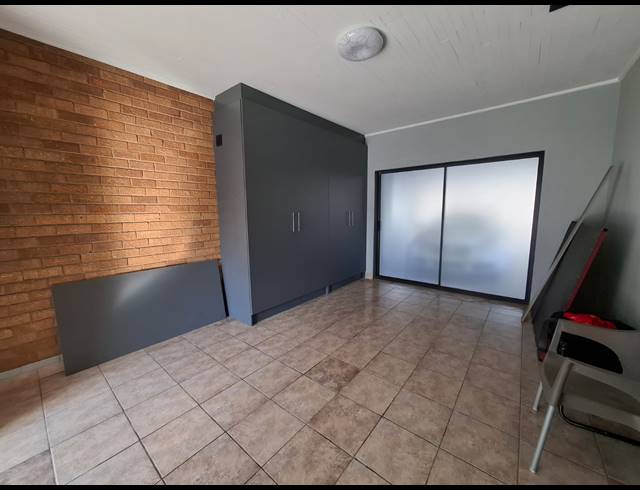 1,040M² OFFICE FOR SALE IN VANDERBIJLPARK SW 5